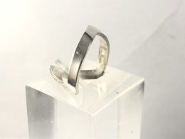 V-formad ring äkta silver. Oanvänd.