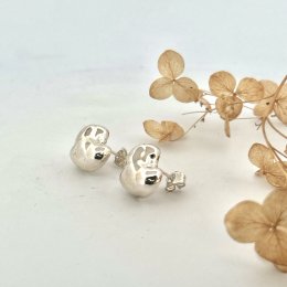 Little Cashew ear. Efva Attling second hand.