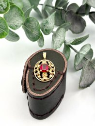 Vintage hängsmycke 18k guld röd sten