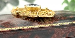 Vintage hängsmycke 18k guld blå sten 1949