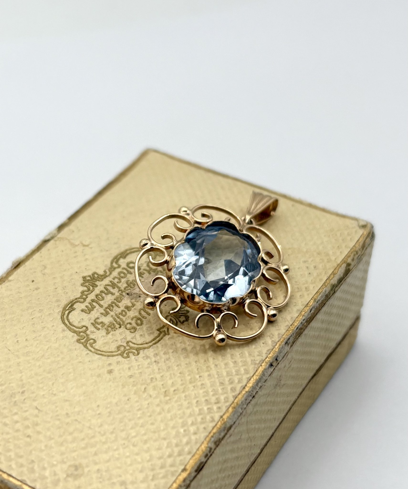 Vintage hängsmycke 18k guld ljusblå sten 1952