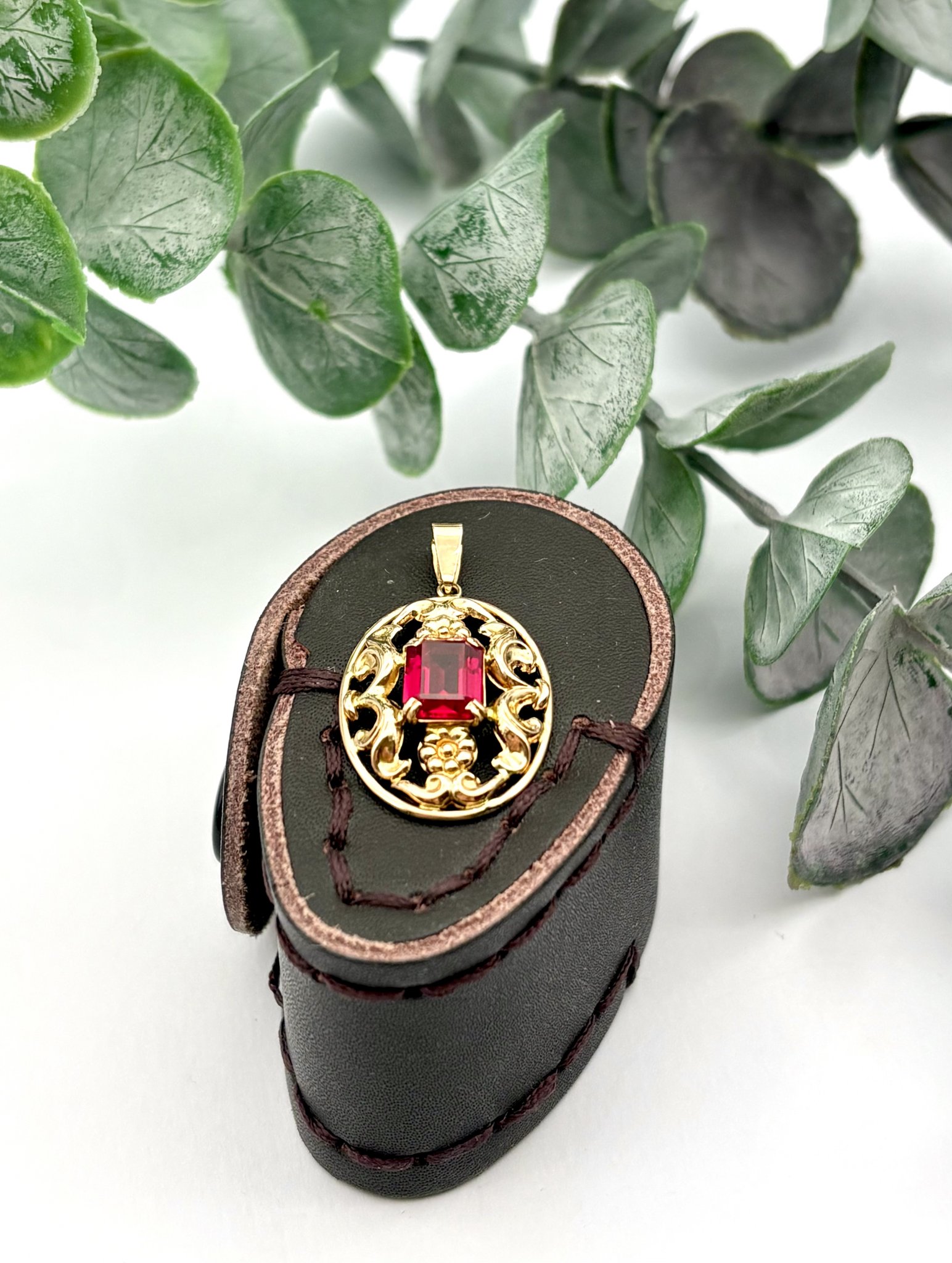 Vintage hängsmycke 18k guld röd sten