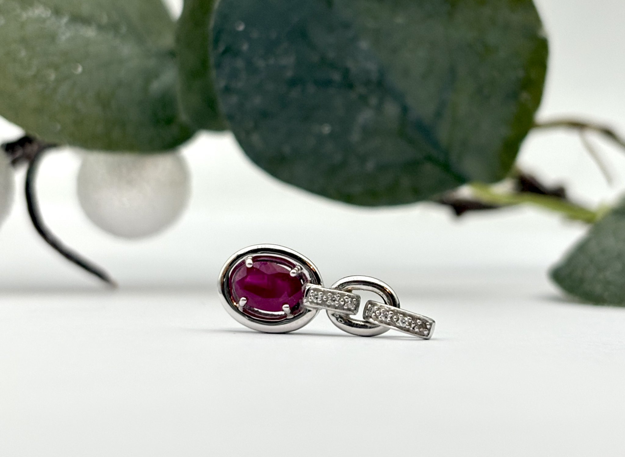 Vintage hängsmycke 18k guld diamanter rubin