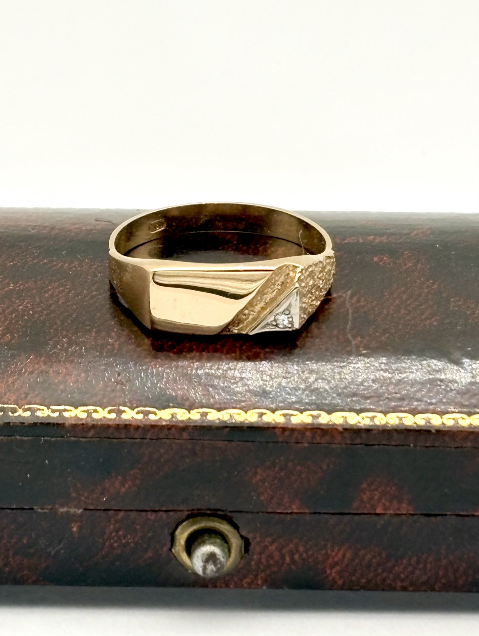 Second hand klackring 18k guld diamant